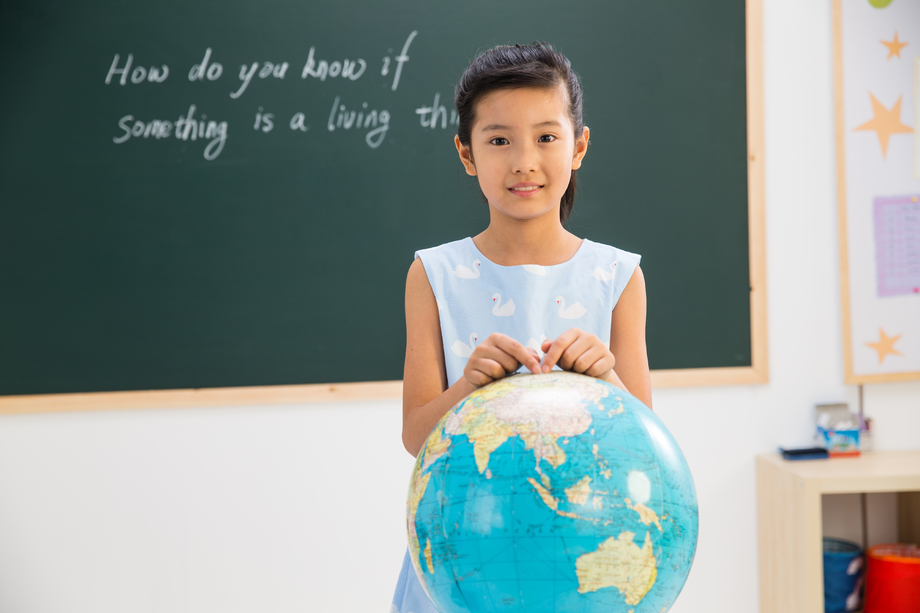 小学女生在教室里图片