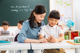 老师和小学生们在教室里图片