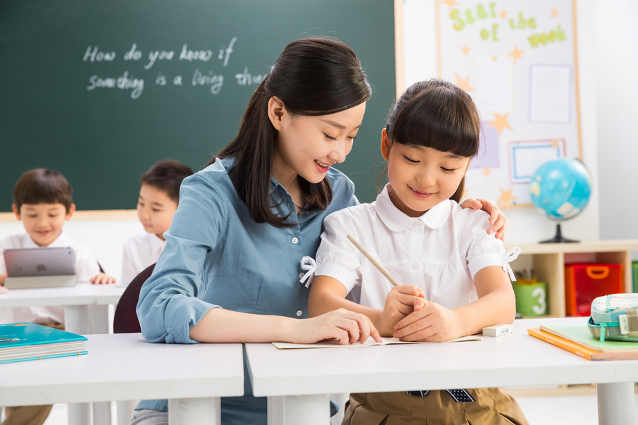 老师和小学生们在教室里图片