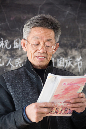 乡村小学老师在上课