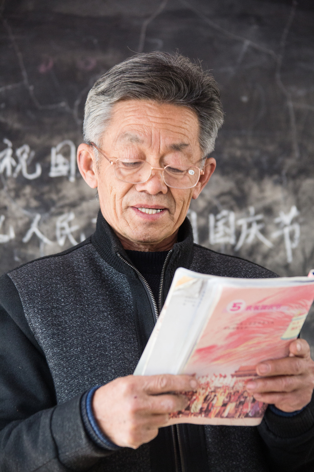 乡村小学老师在上课