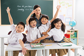 老师和小学生们在教室里图片