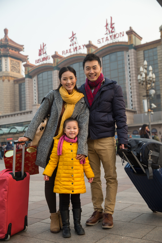 幸福家庭在站前广场图片