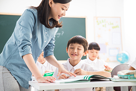 老师和小学生们在教室里图片
