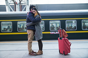 年轻情侣在火车站图片