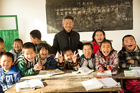 乡村男教师和小学生在教室