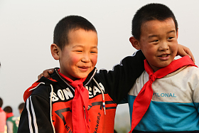欢乐的乡村小学生图片