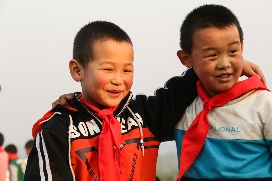 欢乐的乡村小学生图片
