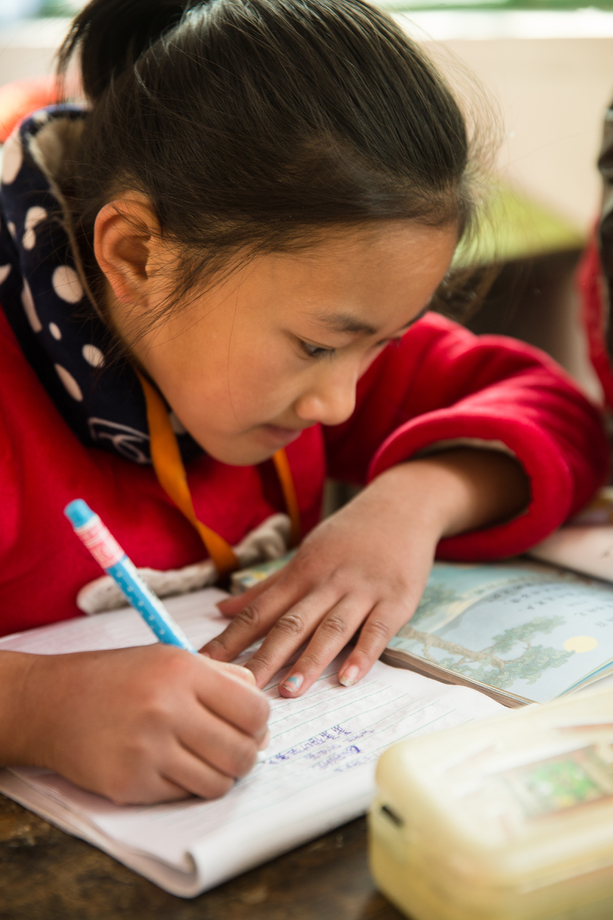 乡村小学里的小学女生图片