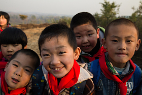 欢乐的乡村小学生图片