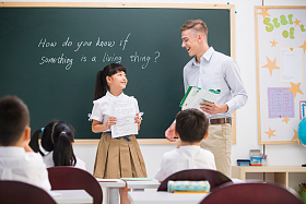 教师和小学生在教室里照片