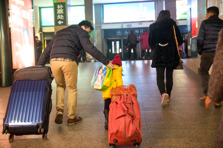 幸福家庭在候车厅图片