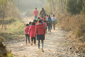 乡村女教师和学生户外活动
