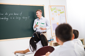 教师和小学生在教室里照片