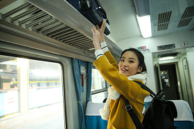 青年女人在火车上图片