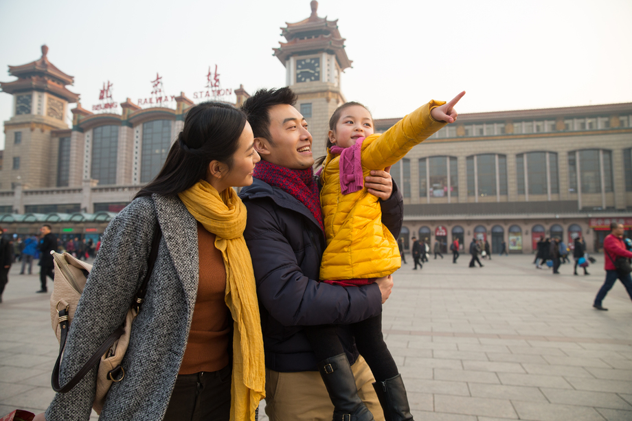 幸福家庭在站前广场照片 幸福家庭在站前广场照片