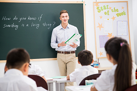 教师和小学生在教室里图片