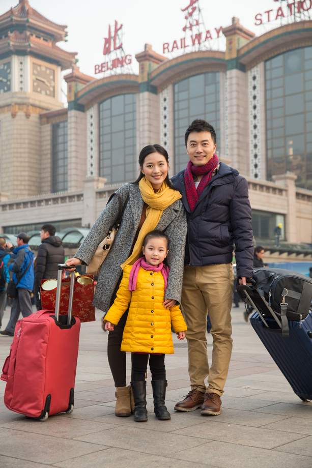 幸福家庭在站前广场图片