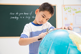 小学男生在教室里图片