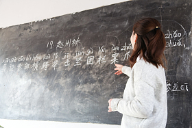 乡村女教师在教室里照片