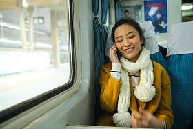 青年女人在火车上