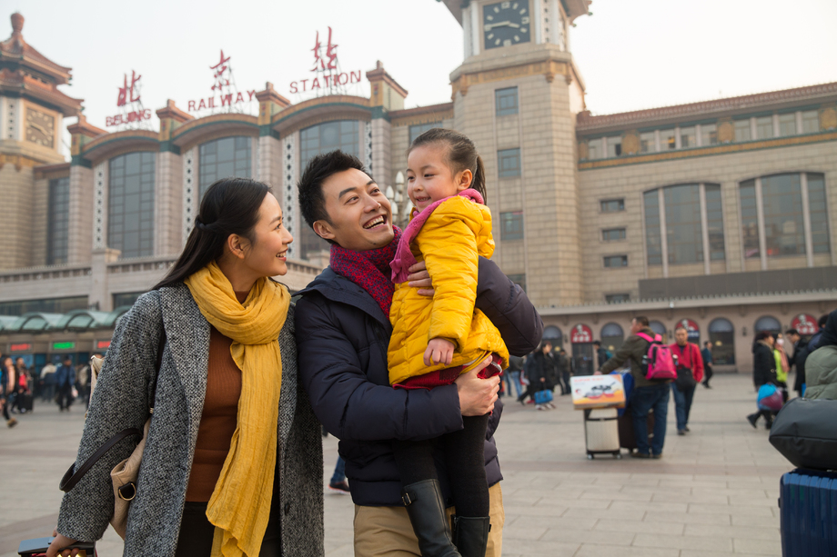 幸福家庭在站前广场图片