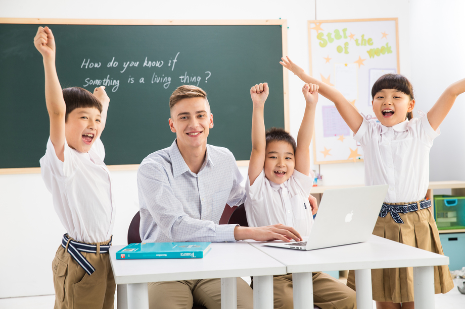 教师和小学生在教室里照片