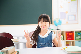 小学女生在教室