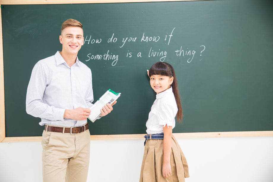 老师在指导小学生学习 老师在指导小学生学习