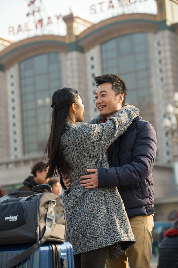 青年情侣在火车站图片