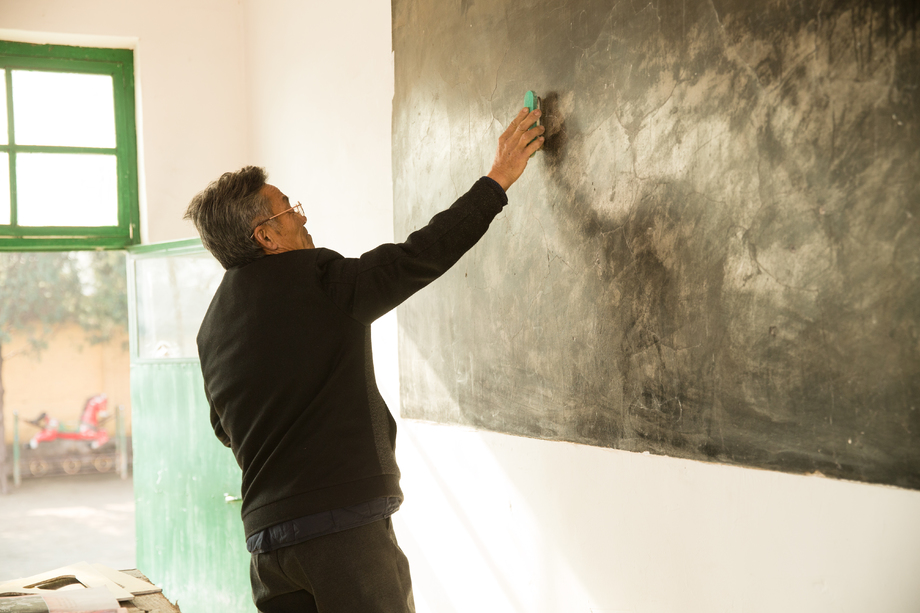 乡村小学老师在上课图片 乡村小学老师在上课图片