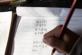 乡村小学里的小学女生照片