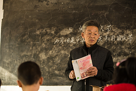 乡村男教师和小学生在教室