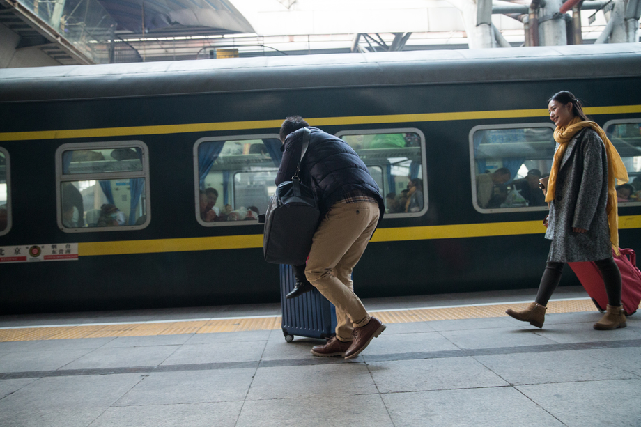 年轻情侣在火车站图片 年轻情侣在火车站图片