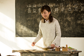 乡村女教师在教室里图片