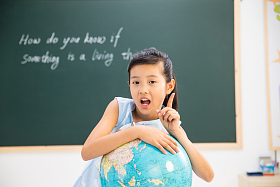 小学女生在教室