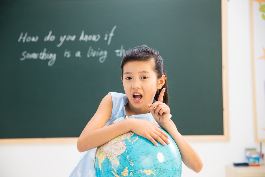 小学女生在教室