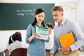 教师和小学生在教室