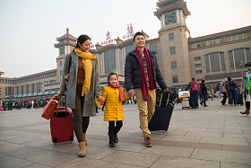 幸福家庭在站前广场图片