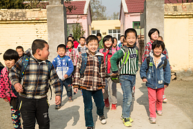 乡村小学生在放学回家图片