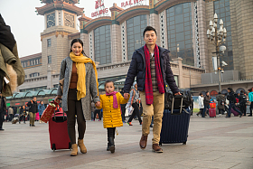 幸福家庭在站前广场照片