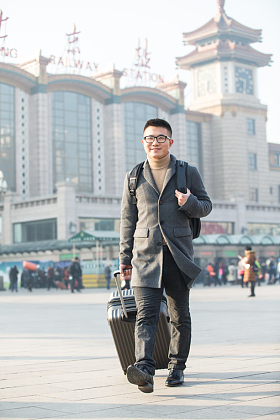 青年男人在火车站图片