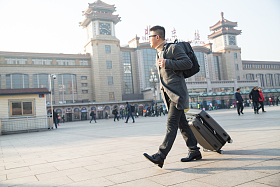 青年男人在火车站照片