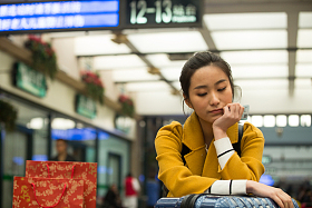 青年女人在火车站图片