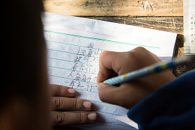 乡村小学里的小学女生照片