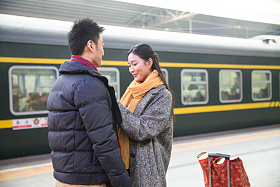 年轻情侣在火车站图片