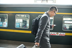 青年男人在车站月台图片