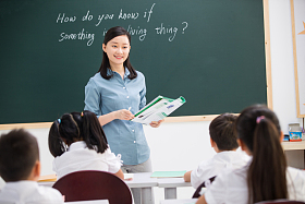 老师和小学生们在教室里图片