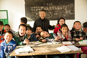 乡村男教师和小学生在教室