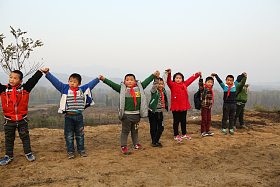 欢乐的乡村小学生图片